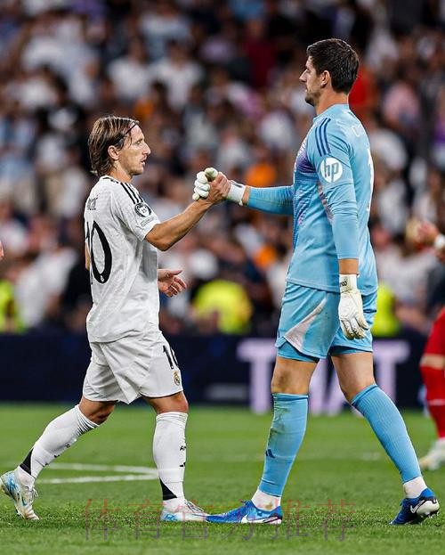 马卡:老佛爷赛后亲赴皇马更衣室 球队士气受到重创 马卡:老佛爷赛后亲赴皇马更衣室 球队士气受到重创